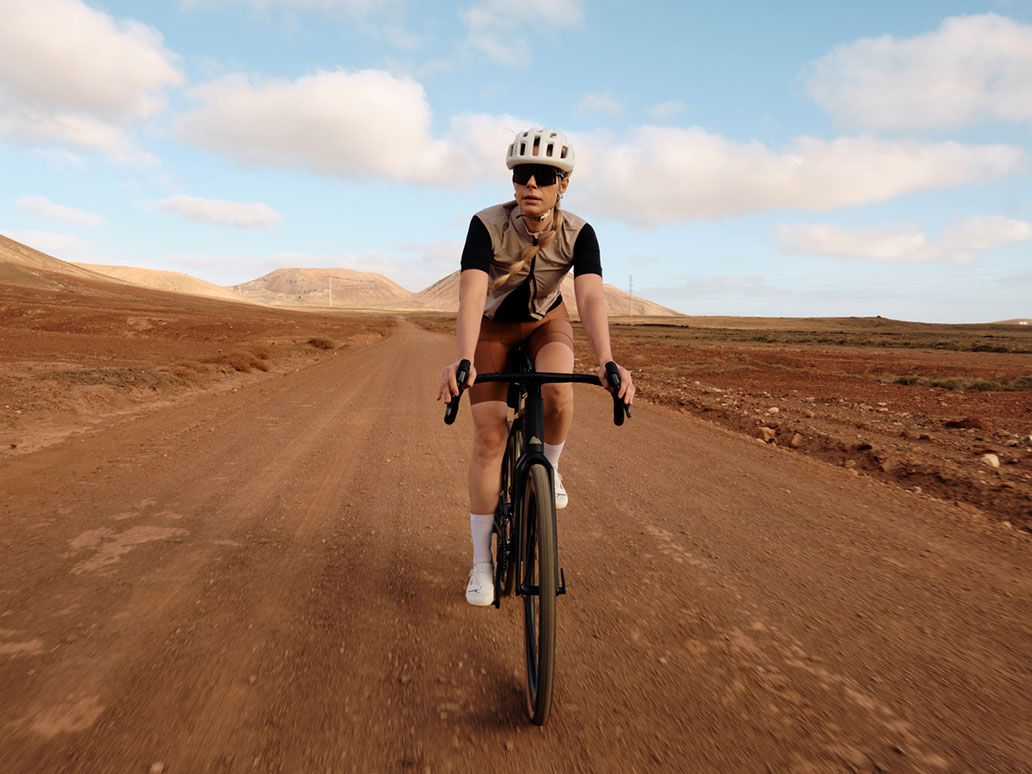 Radfahrerin nutzt Radhose Damen für Gravel Ausfahrt